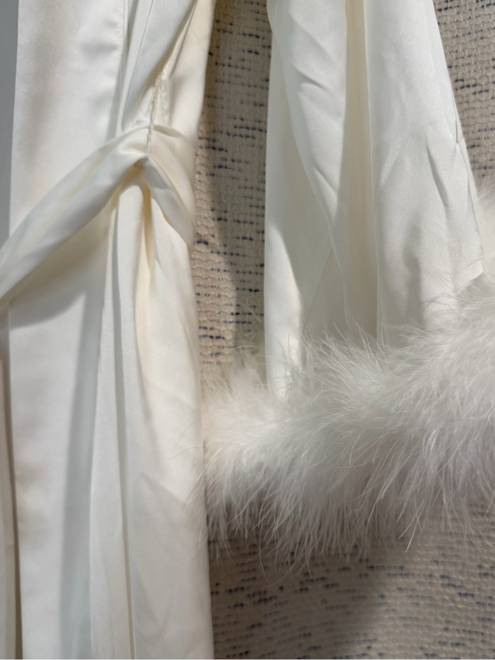 House of Harlow 1960 White Satin Feather Sleeve Robe - Picture 13 of 15